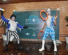 Palhaços do Circo Vox, de São Paulo, fazem o entretenimento do evento.

