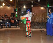 Palhaços do Circo Vox, de São Paulo, fazem o entretenimento do evento.