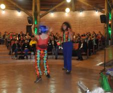 Palhaços do Circo Vox, de São Paulo, fazem o entretenimento do evento.