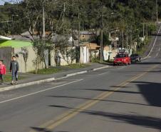 Rua Luiz Santos Gueno, no bairro Santa Rosa. As obras de pavimentação são financiadas pelo SFM, com recursos da Fomento Paraná. Campina Grande do Sul. Foto: Pedro Ribas/ANPr