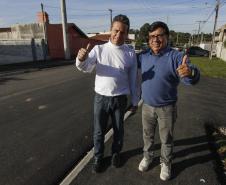 O engenheiro Odorico Bandeira de Lima Junior (esq.) e o secretário de Projetos e Engenharia da Prefeitura de Campina Grande do Sul, Levi Camargo.  Eles estão na rua Alderico Bandeira de Lima, pavimentada financiada com recursos da Fomento Paraná. Campina Grande do Sul. Foto: Pedro Ribas/ANPr