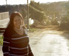 Maria Lucineia Ferreira da Silva, moradora da rua Willian Fernando Lunardon, no Jardim Nesita. Via está em obras de pavimentação com recursos da Fomento Paraná. Campina Grande do Sul. Foto: Pedro Ribas/ANPr