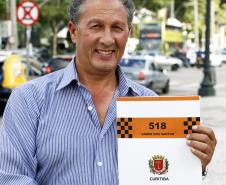 O taxista André dos Santos, adquiriu seu táxi por meio de um financiamento concedido pela Fomento Paraná, na linha Banco do Empreendedor Taxistas. 