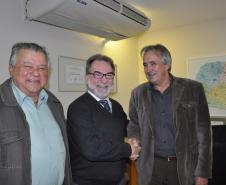 O presidente da Fomento Paraná, Juraci Barbosa (centro), recebeu o presidente da Associação das Centrais de Rádio Táxi (Acert), Luiz Carlos Kubitzki, o vereador curitibano Jairo Marcelino (esq) e os representantes de centrais de rádio táxi Maurício Pereira (Rádio Táxi Capital); Juarez dos Santos (Radio Táxi Pinhais); e Reinaldo Molletta (Cooperativa Aerotáxi, de São José dos Pinhais). 