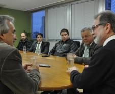 O presidente da Fomento Paraná, Juraci Barbosa, recebeu o presidente da Associação das Centrais de Rádio Táxi (Acert), Luiz Carlos Kubitzki, o vereador curitibano Jairo Marcelino e os representantes de centrais de rádio táxi Maurício Pereira (Rádio Táxi Capital); Juarez dos Santos (Radio Táxi Pinhais); e Reinaldo Molletta (Cooperativa Aerotáxi, de São José dos Pinhais). 