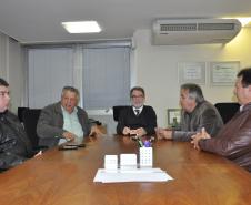 O presidente da Fomento Paraná, Juraci Barbosa (centro), recebeu o presidente da Associação das Centrais de Rádio Táxi (Acert), Luiz Carlos Kubitzki, o vereador curitibano Jairo Marcelino (esq) e os representantes de centrais de rádio táxi Maurício Pereira (Rádio Táxi Capital); Juarez dos Santos (Radio Táxi Pinhais); e Reinaldo Molletta (Cooperativa Aerotáxi, de São José dos Pinhais). 