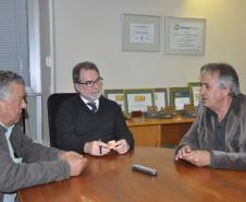 O presidente da Fomento Paraná, Juraci Barbosa (centro), recebeu o presidente da Associação das Centrais de Rádio Táxi (Acert), Luiz Carlos Kubitzki, o vereador curitibano Jairo Marcelino (esq) e os representantes de centrais de rádio táxi Maurício Pereira (Rádio Táxi Capital); Juarez dos Santos (Radio Táxi Pinhais); e Reinaldo Molletta (Cooperativa Aerotáxi, de São José dos Pinhais). 