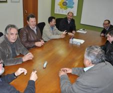 O presidente da Fomento Paraná, Juraci Barbosa, recebeu o presidente da Associação das Centrais de Rádio Táxi (Acert), Luiz Carlos Kubitzki, o vereador curitibano Jairo Marcelino e os representantes de centrais de rádio táxi Maurício Pereira (Rádio Táxi Capital); Juarez dos Santos (Radio Táxi Pinhais); e Reinaldo Molletta (Cooperativa Aerotáxi, de São José dos Pinhais). 