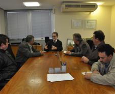 O presidente da Fomento Paraná, Juraci Barbosa, recebeu o presidente da Associação das Centrais de Rádio Táxi (Acert), Luiz Carlos Kubitzki, o vereador curitibano Jairo Marcelino e os representantes de centrais de rádio táxi Maurício Pereira (Rádio Táxi Capital); Juarez dos Santos (Radio Táxi Pinhais); e Reinaldo Molletta (Cooperativa Aerotáxi, de São José dos Pinhais). 