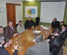 O presidente da Fomento Paraná, Juraci Barbosa, recebeu o presidente da Associação das Centrais de Rádio Táxi (Acert), Luiz Carlos Kubitzki, o vereador curitibano Jairo Marcelino e os representantes de centrais de rádio táxi Maurício Pereira (Rádio Táxi Capital); Juarez dos Santos (Radio Táxi Pinhais); e Reinaldo Molletta (Cooperativa Aerotáxi, de São José dos Pinhais). 