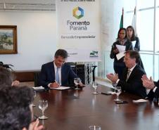 A prefeitura de Londrina, no Norte do Paraná, terá mais R$ 11 milhões para fazer 17 desapropriações de imóveis, que possibilitarão a expansão do aeroporto Governador José Richa. O recurso é financiado pelo Estado e o contrato foi assinado nesta segunda-feira (27) pelo governador Beto Richa, o prefeito de Londrina, Alexandre Kireeff, e o presidente da Fomento Paraná, Juraci Barbosa. 