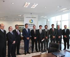A prefeitura de Londrina, no Norte do Paraná, terá mais R$ 11 milhões para fazer 17 desapropriações de imóveis, que possibilitarão a expansão do aeroporto Governador José Richa. O recurso é financiado pelo Estado e o contrato foi assinado nesta segunda-feira (27) pelo governador Beto Richa, o prefeito de Londrina, Alexandre Kireeff, e o presidente da Fomento Paraná, Juraci Barbosa. 