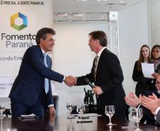 A prefeitura de Londrina, no Norte do Paraná, terá mais R$ 11 milhões para fazer 17 desapropriações de imóveis, que possibilitarão a expansão do aeroporto Governador José Richa. O recurso é financiado pelo Estado e o contrato foi assinado nesta segunda-feira (27) pelo governador Beto Richa, o prefeito de Londrina, Alexandre Kireeff, e o presidente da Fomento Paraná, Juraci Barbosa. 