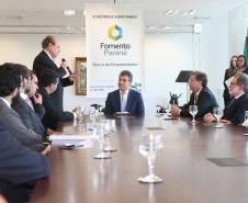 A prefeitura de Londrina, no Norte do Paraná, terá mais R$ 11 milhões para fazer 17 desapropriações de imóveis, que possibilitarão a expansão do aeroporto Governador José Richa. O recurso é financiado pelo Estado e o contrato foi assinado nesta segunda-feira (27) pelo governador Beto Richa, o prefeito de Londrina, Alexandre Kireeff, e o presidente da Fomento Paraná, Juraci Barbosa. 