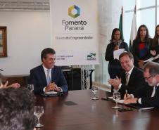 A prefeitura de Londrina, no Norte do Paraná, terá mais R$ 11 milhões para fazer 17 desapropriações de imóveis, que possibilitarão a expansão do aeroporto Governador José Richa. O recurso é financiado pelo Estado e o contrato foi assinado nesta segunda-feira (27) pelo governador Beto Richa, o prefeito de Londrina, Alexandre Kireeff, e o presidente da Fomento Paraná, Juraci Barbosa. 