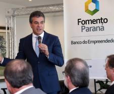 A prefeitura de Londrina, no Norte do Paraná, terá mais R$ 11 milhões para fazer 17 desapropriações de imóveis, que possibilitarão a expansão do aeroporto Governador José Richa. O recurso é financiado pelo Estado e o contrato foi assinado nesta segunda-feira (27) pelo governador Beto Richa, o prefeito de Londrina, Alexandre Kireeff, e o presidente da Fomento Paraná, Juraci Barbosa. 