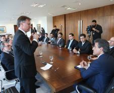 A prefeitura de Londrina, no Norte do Paraná, terá mais R$ 11 milhões para fazer 17 desapropriações de imóveis, que possibilitarão a expansão do aeroporto Governador José Richa. O recurso é financiado pelo Estado e o contrato foi assinado nesta segunda-feira (27) pelo governador Beto Richa, o prefeito de Londrina, Alexandre Kireeff, e o presidente da Fomento Paraná, Juraci Barbosa. 