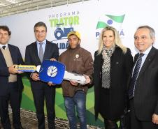 Governador Beto Richa entrega o trator de número 10 mil do programa Trator Solidário