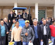 Governador Beto Richa entrega o trator de número 10 mil do programa Trator Solidário