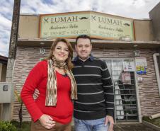 Marisa dos Santos com o marido Rubens Heliton, proprietários da barbearia e salão Lumah. Com apoio da Fomento Paraná, instituição financeira do Governo do Estado, a empreendedora já buscou três créditos e está melhorando de vida. Eles acabam de inaugurar um minimercado, em Campo Largo.