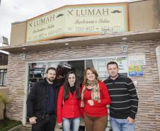 Marisa dos Santos com o marido Rubens Heliton, proprietários da barbearia e salão Lumah. Com apoio da Fomento Paraná, instituição financeira do Governo do Estado, a empreendedora já buscou três créditos e está melhorando de vida. Eles acabam de inaugurar um minimercado, em Campo Largo.