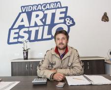 Nilson Guralski, proprietário da vidraçaria Arte e Estilo, de Campo Largo. Ele é um dos mais de 18 mil financiados pela Fomento Paraná nos últimos seis anos. Instituição do Governo Estadual alcançou mais de R$ 1 bilhão na carteira de crédito.