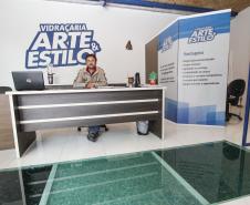 Nilson Guralski, proprietário da vidraçaria Arte e Estilo, de Campo Largo. Ele é um dos mais de 18 mil financiados pela Fomento Paraná nos últimos seis anos. Instituição do Governo Estadual alcançou mais de R$ 1 bilhão na carteira de crédito.