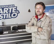 Nilson Guralski, proprietário da vidraçaria Arte e Estilo, de Campo Largo. Ele é um dos mais de 18 mil financiados pela Fomento Paraná nos últimos seis anos. Instituição do Governo Estadual alcançou mais de R$ 1 bilhão na carteira de crédito.