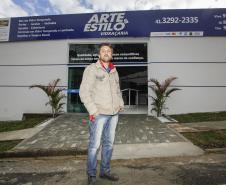 Nilson Guralski, proprietário da vidraçaria Arte e Estilo, de Campo Largo. Ele é um dos mais de 18 mil financiados pela Fomento Paraná nos últimos seis anos. Instituição do Governo Estadual alcançou mais de R$ 1 bilhão na carteira de crédito.