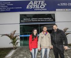 Nilson Guralski, proprietário da vidraçaria Arte e Estilo, de Campo Largo, com os agentes de crédito João Ricardo Fracaro e Eliane Danescki.
