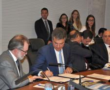 O governador Beto Richa formalizou a abertura da linha de crédito da Fomento Paraná. Serão R$10 milhões para financiar o investimento das emissoras em equipamentos e reformas da estrutura física para passar a transmitir o sinal em FM. 
