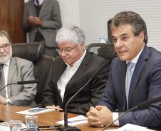 O governador Beto Richa formalizou a abertura da linha de crédito da Fomento Paraná. Serão R$10 milhões para financiar o investimento das emissoras em equipamentos e reformas da estrutura física para passar a transmitir o sinal em FM. 