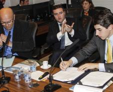 O governador Beto Richa formalizou a abertura da linha de crédito da Fomento Paraná. Serão R$10 milhões para financiar o investimento das emissoras em equipamentos e reformas da estrutura física para passar a transmitir o sinal em FM. 