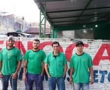Equipe de trabalho do Lava Rápido “FinoCar”, empresa que captou recursos do microcrédito para capital de giro para investir no empreendimento.