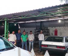O empreendedor Ezalfino Costa Filho (Fininho), proprietário do Lava Rápido “FinoCar”, que captou recursos do microcrédito para capital de giro para investir no empreendimento, com sua equipe de trabalho.