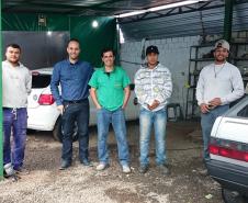 O empreendedor Ezalfino Costa Filho (Fininho), proprietário do Lava Rápido “FinoCar”, que captou recursos do microcrédito para capital de giro para investir no empreendimento, com sua equipe de trabalho.