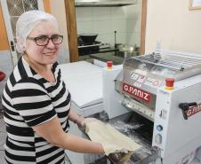 Ercilia Maria dos Santos, proprietária de pastelaria no Cajuru, ampliou o negócio através de financiamento pela Fomento Paraná.
