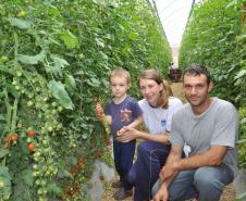 Empreendimentos afetados pelas fortes chuvas que atingiram Morretes, no litoral do estado, em março de 2011, comemoram a retomada plena das atividades a partir do crédito disponibilizado pela Fomento Paraná. Na imagem, a família do agricultor Altamir Bontorin.