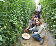 Empreendimentos afetados pelas fortes chuvas que atingiram Morretes, no litoral do estado, em março de 2011, comemoram a retomada plena das atividades a partir do crédito disponibilizado pela Fomento Paraná. Na imagem, a família do agricultor Altamir Bontorin com a engenheira agrônoma da Emater, Ruth Pires, que prestou suporte técnico à família.