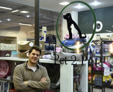 Leonardo Gattoni, proprietário do petshop Pet 2 Pet no Shopping Crystal, em Curitiba. Microcrédito da Fomento Paraná ajudou empreendedor a reformar o espaço, comprar móveis e novos equipamentos para prestar serviços de banho, tosa e atendimento veterinário na loja.
