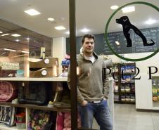 Leonardo Gattoni, proprietário do petshop Pet 2 Pet no Shopping Crystal, em Curitiba. Microcrédito da Fomento Paraná ajudou empreendedor a reformar o espaço, comprar móveis e novos equipamentos para prestar serviços de banho, tosa e atendimento veterinário na loja.
