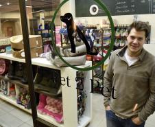 Leonardo Gattoni, proprietário do petshop Pet 2 Pet no Shopping Crystal, em Curitiba. Microcrédito da Fomento Paraná ajudou empreendedor a reformar o espaço, comprar móveis e novos equipamentos para prestar serviços de banho, tosa e atendimento veterinário na loja.
