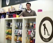 Leonardo Gattoni, proprietário do petshop Pet 2 Pet no Shopping Crystal, em Curitiba. Microcrédito da Fomento Paraná ajudou empreendedor a reformar o espaço, comprar móveis e novos equipamentos para prestar serviços de banho, tosa e atendimento veterinário na loja.
