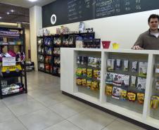 Leonardo Gattoni, proprietário do petshop Pet 2 Pet no Shopping Crystal, em Curitiba. Microcrédito da Fomento Paraná ajudou empreendedor a reformar o espaço, comprar móveis e novos equipamentos para prestar serviços de banho, tosa e atendimento veterinário na loja.

