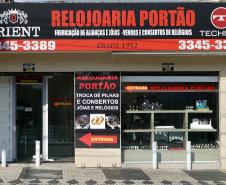 Os irmãos Celso e Sérgio Zaleski, proprietários da Relojoaria Portão. Com o dinheiro do financiamento da Fomento Paraná os empreendedores instalaram uma porta giratória e fizeram uma reforma geral no estabelecimento. 
Curitiba, 19-10-16.Foto: Arnaldo Alves / ANPr.