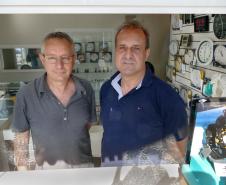 Os irmãos Celso e Sérgio Zaleski, proprietários da Relojoaria Portão. Com o dinheiro do financiamento da Fomento Paraná os empreendedores instalaram uma porta giratória e fizeram uma reforma geral no estabelecimento. 
Curitiba, 19-10-16.Foto: Arnaldo Alves / ANPr.