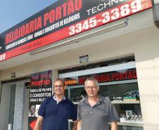 Os irmãos Celso e Sérgio Zaleski, proprietários da Relojoaria Portão. Com o dinheiro do financiamento da Fomento Paraná os empreendedores instalaram uma porta giratória e fizeram uma reforma geral no estabelecimento. 
Curitiba, 19-10-16.Foto: Arnaldo Alves / ANPr.