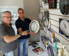 Os irmãos Celso e Sérgio Zaleski, proprietários da Relojoaria Portão. Com o dinheiro do financiamento da Fomento Paraná os empreendedores instalaram uma porta giratória e fizeram uma reforma geral no estabelecimento. 
Curitiba, 19-10-16.Foto: Arnaldo Alves / ANPr.