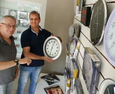 Os irmãos Celso e Sérgio Zaleski, proprietários da Relojoaria Portão. Com o dinheiro do financiamento da Fomento Paraná os empreendedores instalaram uma porta giratória e fizeram uma reforma geral no estabelecimento. 
Curitiba, 19-10-16.Foto: Arnaldo Alves / ANPr.
