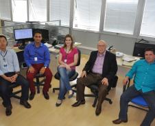 Equipe da Gerência de Microcrédito e Crédito Solidário da Fomento Paraná, com o gerente Hélio Rodrigues (de paletó preto), com Edison Silva à direita, Han Ju, Leonardo Nascimento e Cassieli Moura.